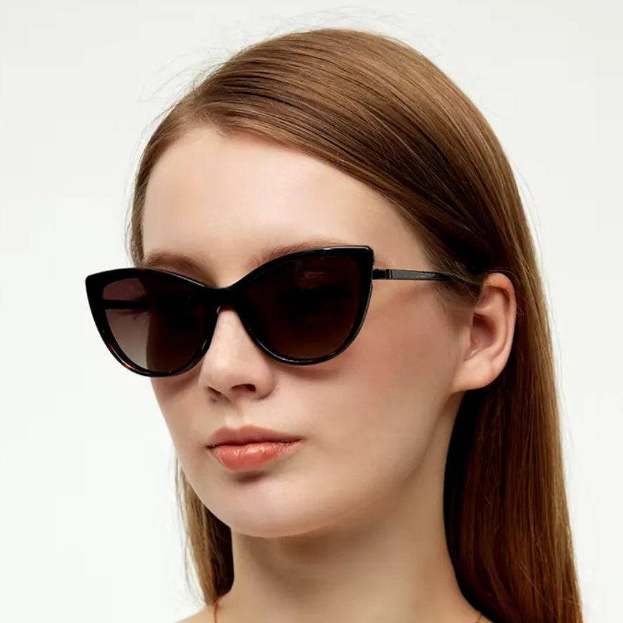 clip-on eyewear, magnetic sunglasses, minimal clip-on glasses, premium optical frames, prescription glasses, modern eyewear, designer eyewear, contemporary eyewear, lightweight eyewear, luxury minimal eyewear